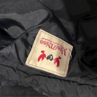 Montoncino nero con dettagli bianchi