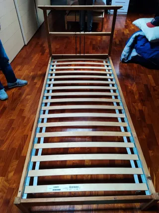 Letto singolo in legno con doghe