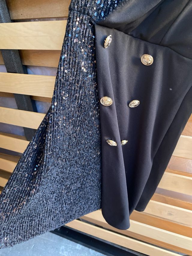 Vestito monospalla di paillettes con bottoni