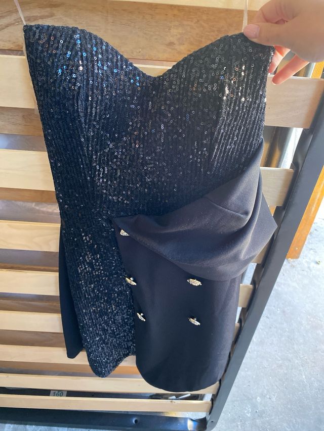 Vestito monospalla di paillettes con bottoni