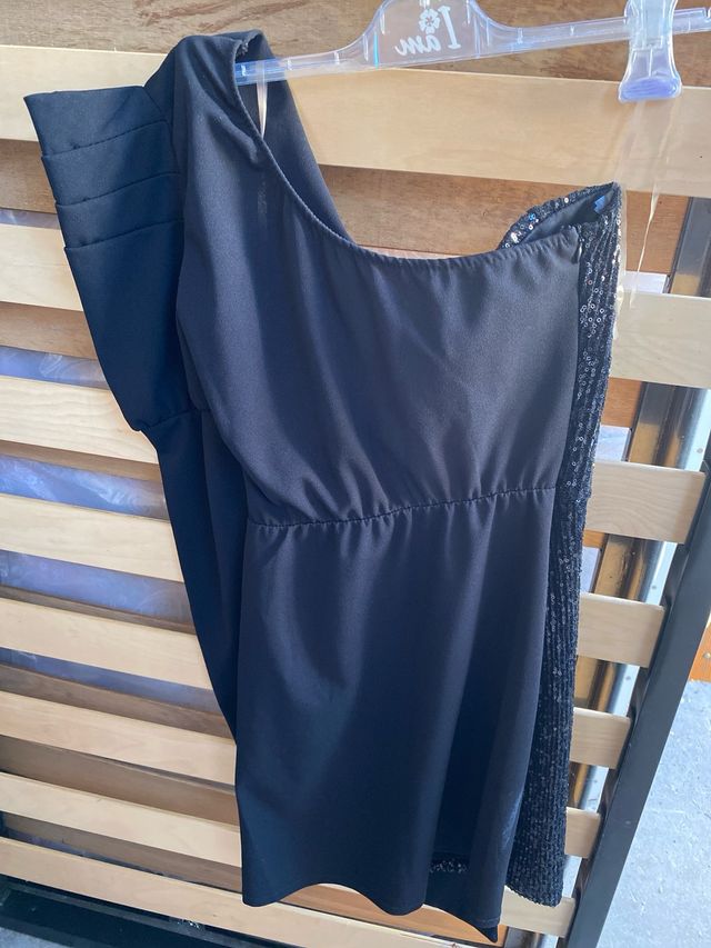 Vestito monospalla di paillettes con bottoni