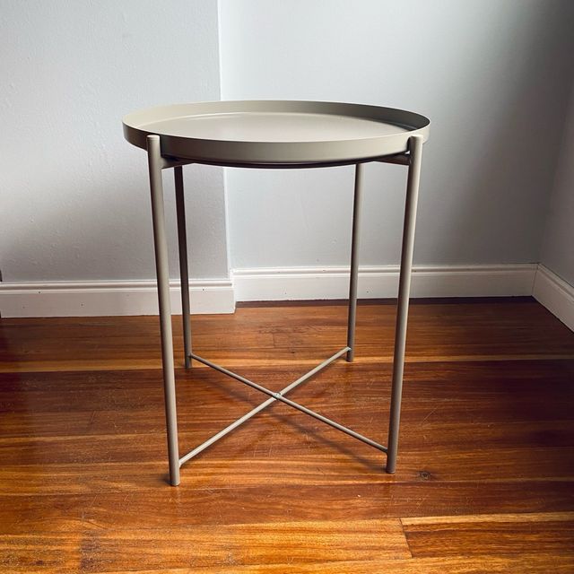 Mesa auxiliar redonda metálica