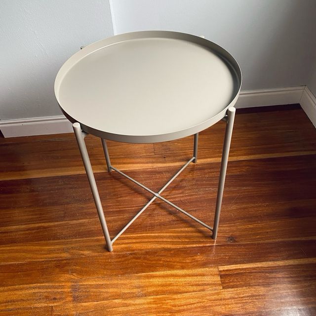 Mesa auxiliar redonda metálica