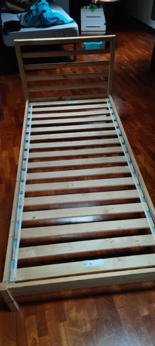 Letto singolo in legno