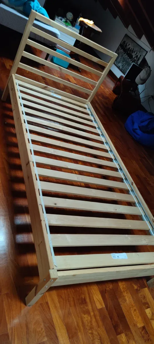 Letto singolo in legno