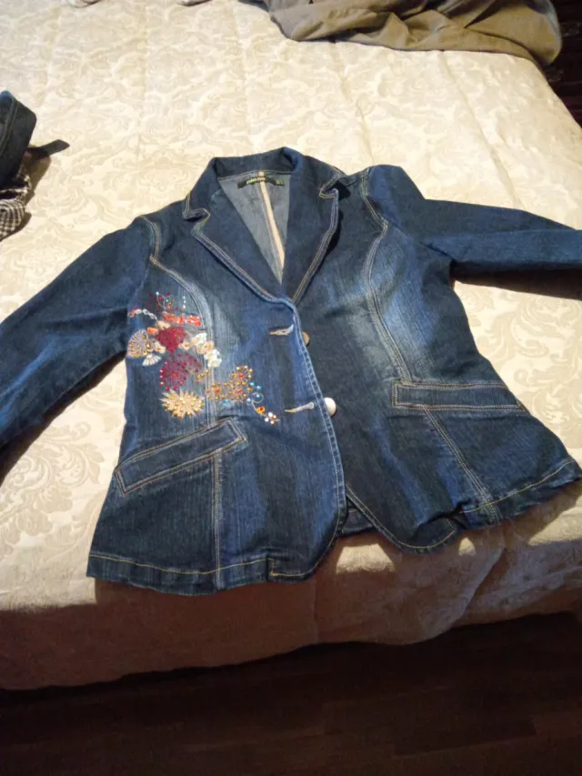 Chaqueta vaquera bordada