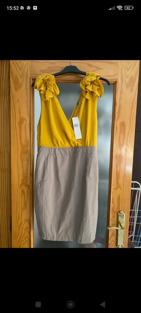 Vestido elegante amarillo y beige