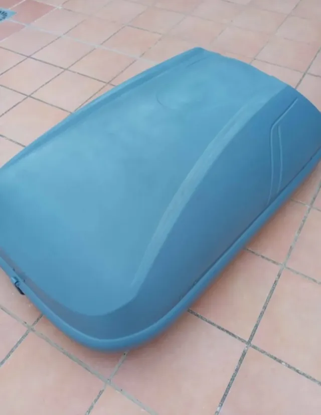 Cofre de coche con barras y accesorios