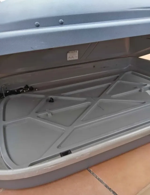 Cofre de coche con barras y accesorios