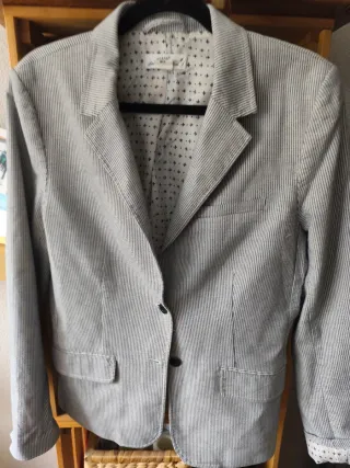 Americana de rayas gris y blanca