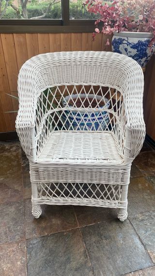 Sillón de mimbre blanco.