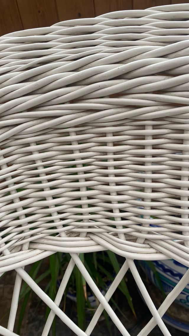 Sillón de mimbre blanco.