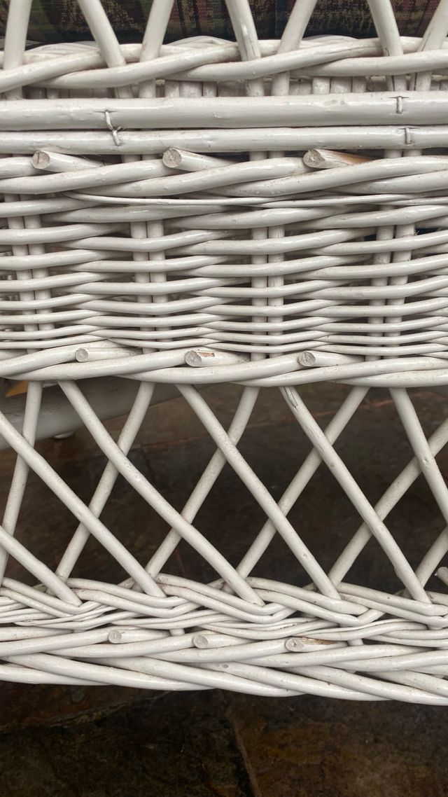 Sillón de mimbre blanco.