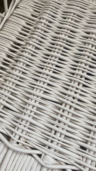 Sillón de mimbre blanco.