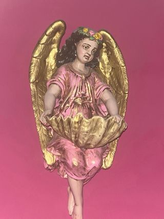 Figura de ángel dorada y rosa