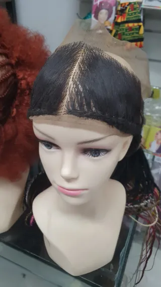 Peluca de malla con trenzas negras y multicolor