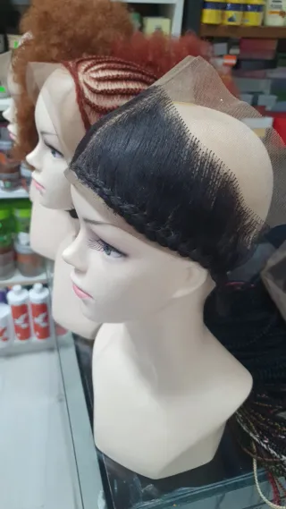 Peluca de malla con trenzas negras y multicolor