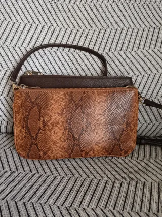 Bolso marrón con estampado de serpiente