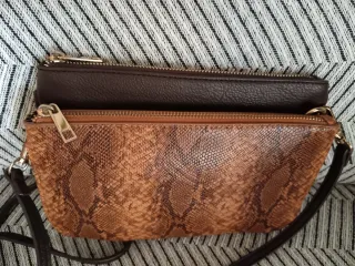 Bolso marrón con estampado de serpiente