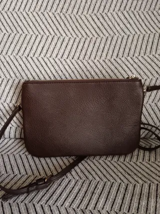 Bolso marrón con estampado de serpiente