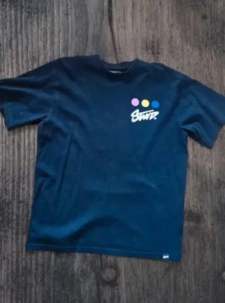 T-shirt nera con stampa colorata