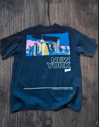 T-shirt nera con stampa colorata