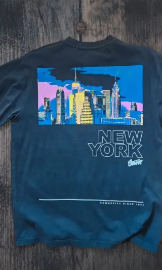 T-shirt nera con stampa colorata