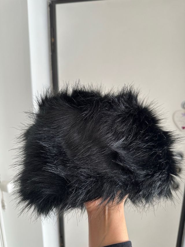 Cappello nero in finta pelliccia