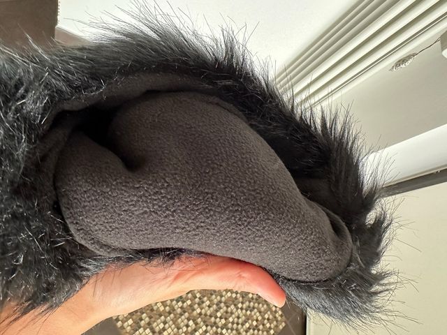 Cappello nero in finta pelliccia