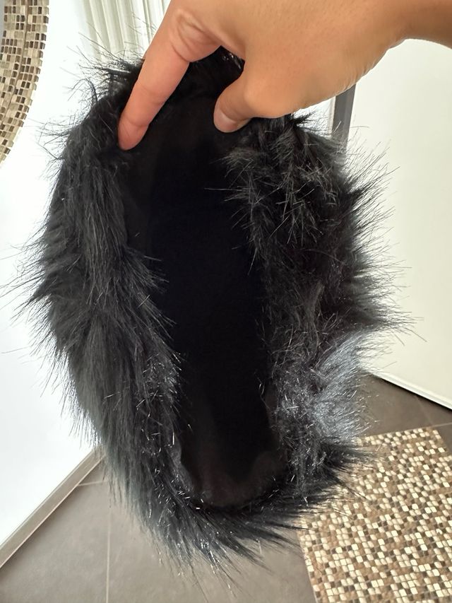 Cappello nero in finta pelliccia