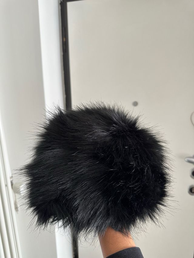 Cappello nero in finta pelliccia