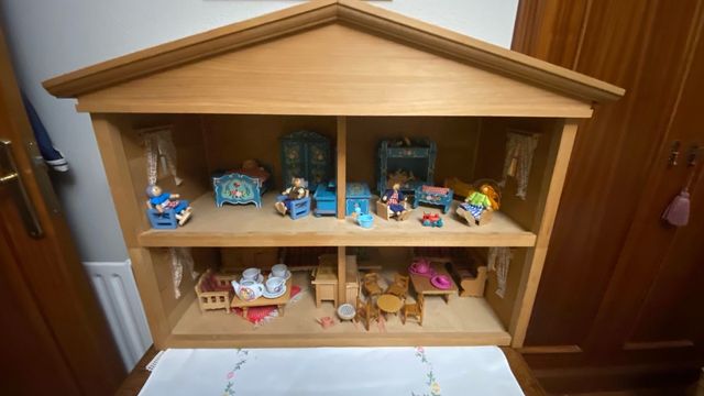 Casa de muñecas de madera