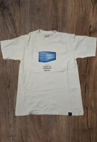 T-shirt bianca con stampa container