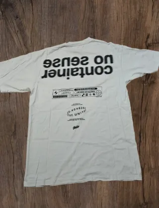 T-shirt bianca con stampa container