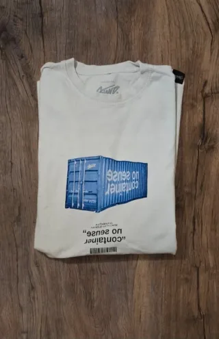 T-shirt bianca con stampa container