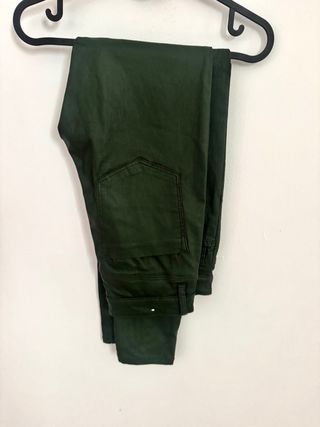 Pantalones efecto piel verde