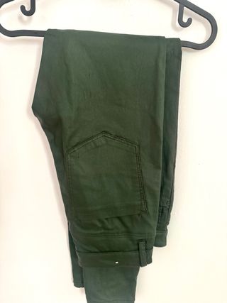 Pantalones efecto piel verde