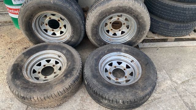 Llantas todoterreno 235-75-15 cubiertas al 90%