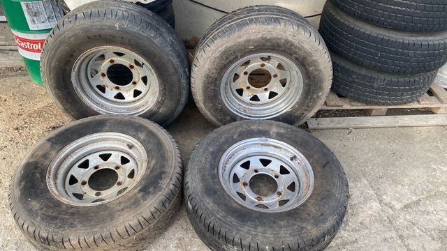 Llantas todoterreno 235-75-15 cubiertas al 90%