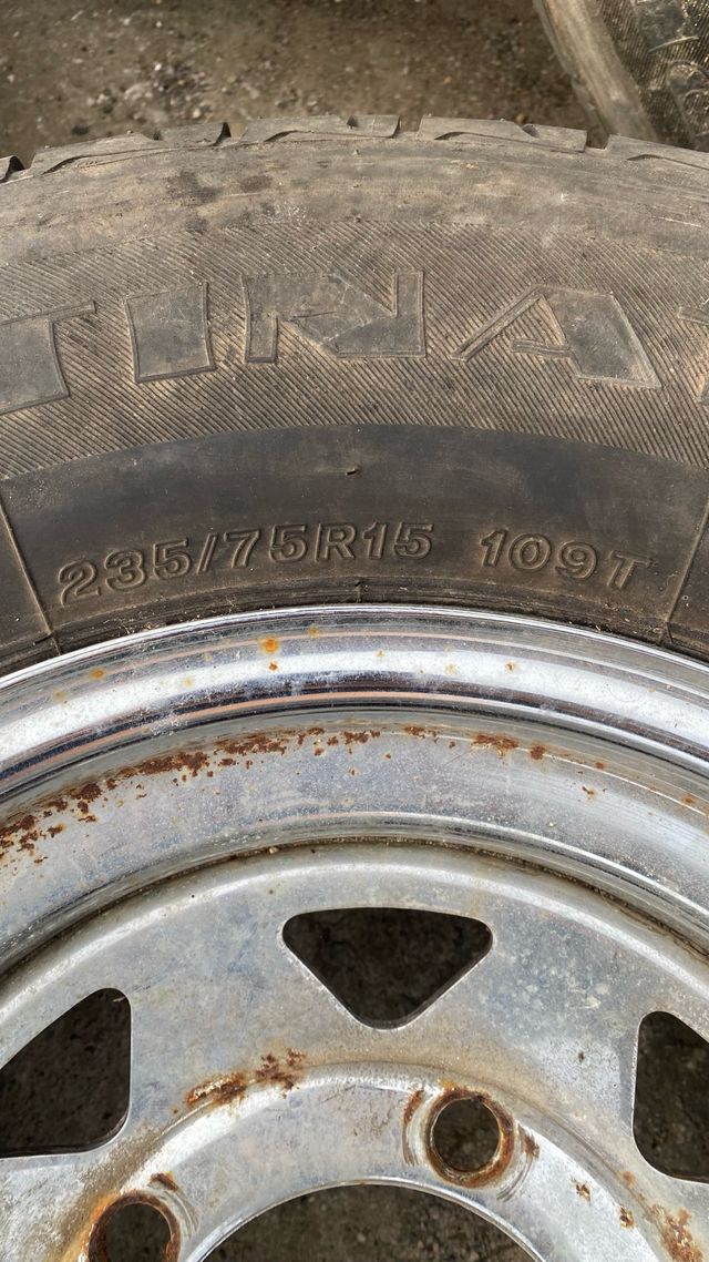 Llantas todoterreno 235-75-15 cubiertas al 90%