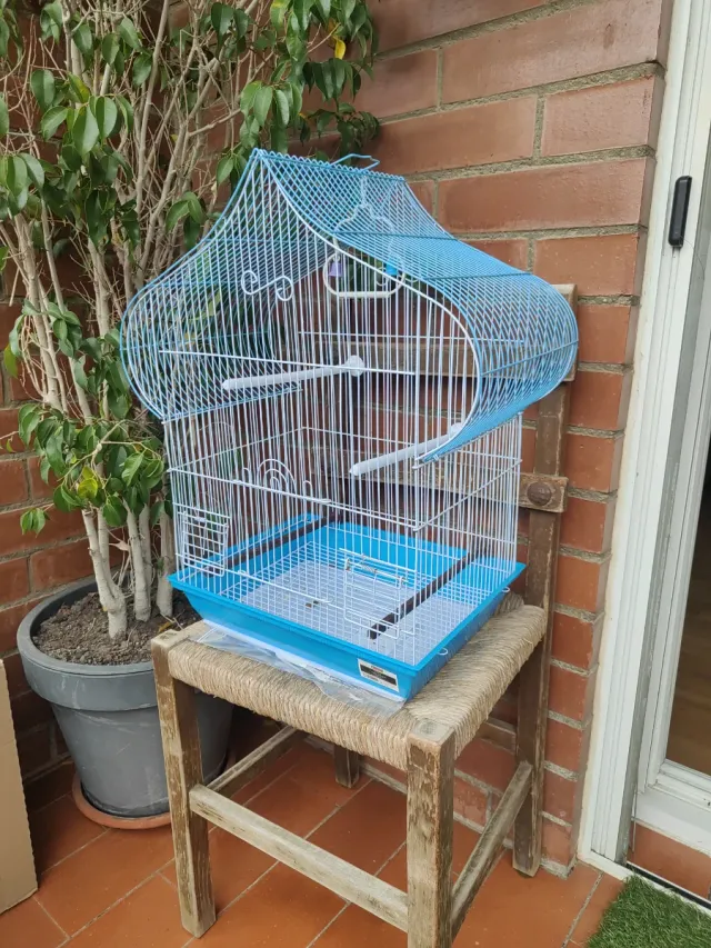 Jaula para pájaros azul y blanca