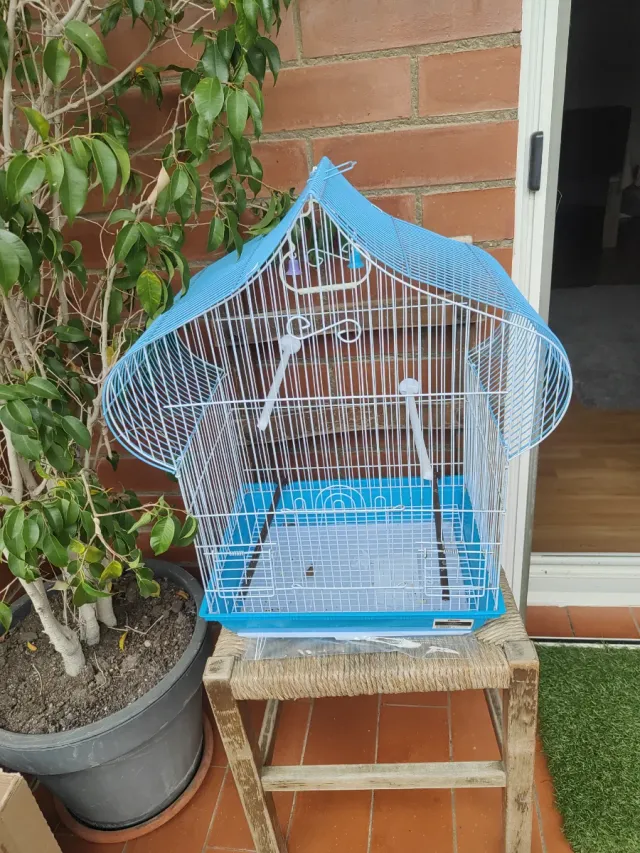 Jaula para pájaros azul y blanca