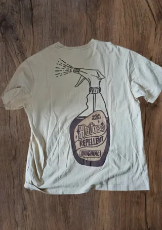 T-shirt beige con stampa spray