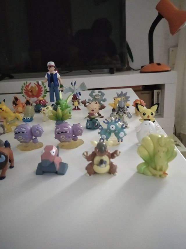Lote de figuras de pokémon