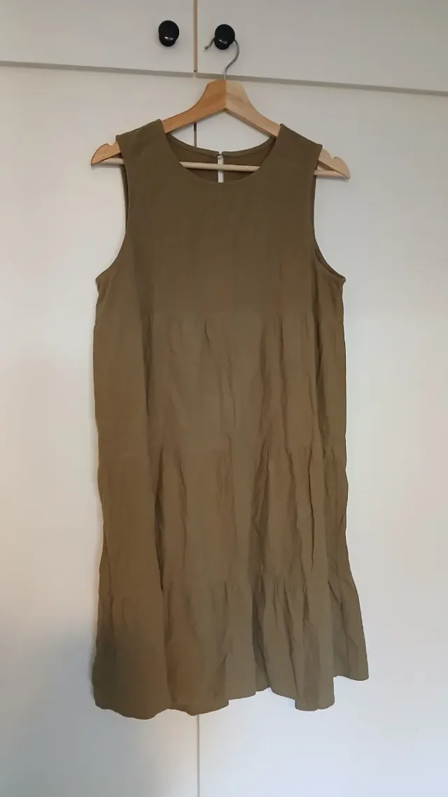 Vestido de verano verde oliva