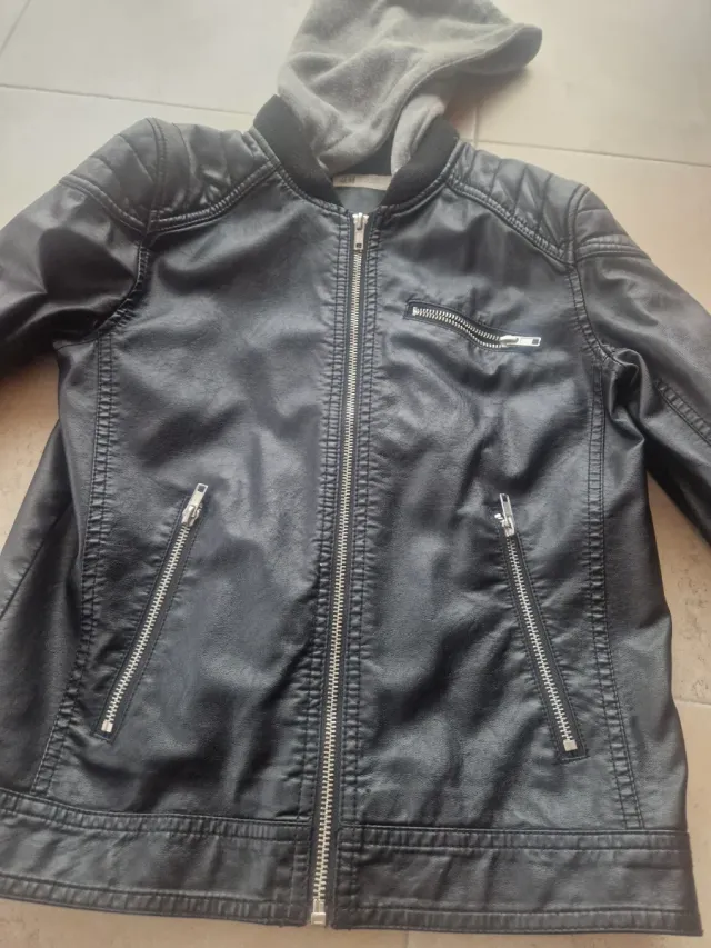 Cazadora efecto piel con capucha