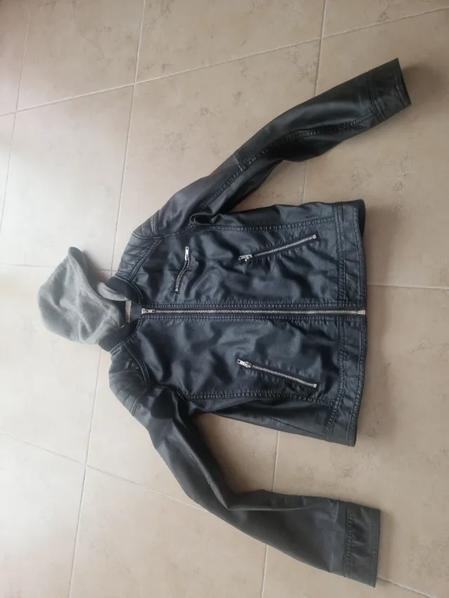 Cazadora efecto piel con capucha