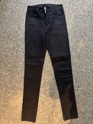 Pantalón negro efecto piel