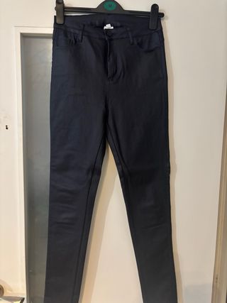 Pantalón negro efecto piel