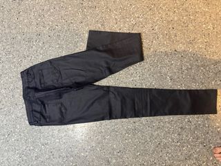 Pantalón negro efecto piel